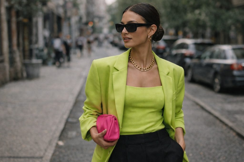 Colores neón dentro de las tendencias de moda 2026 más sofisticadas