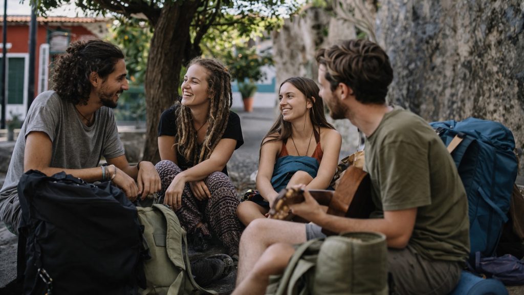 Cómo hacer amigos y conectar durante tu viaje
