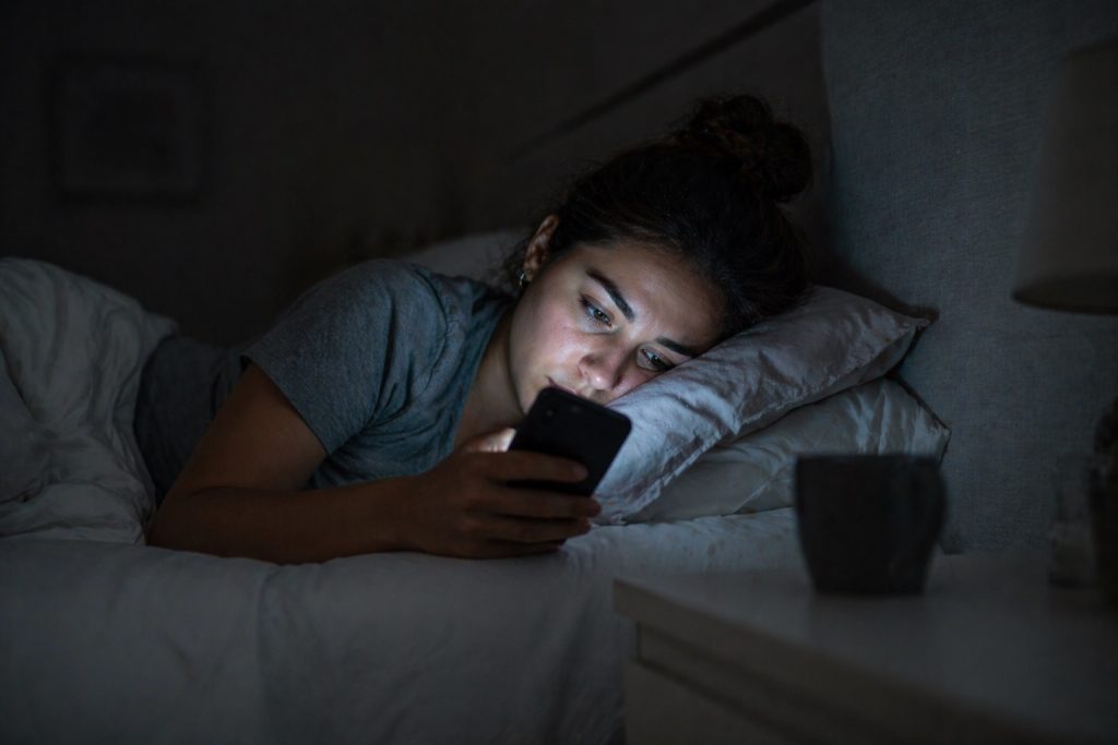 El uso excesivo del celular como uno de los hábitos perjudiciales para el cerebro