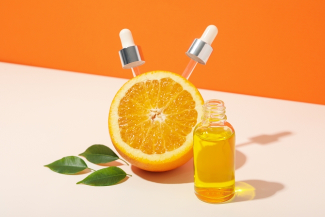 La vitamina que ayuda a aclarar la piel y elimina manchas de forma natural