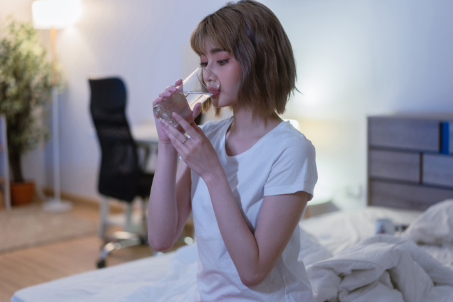 Tomar agua antes de dormir podría mejorar tu salud más de lo que crees