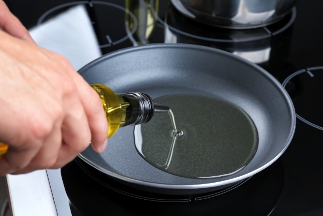 Esto es lo que pasa cuando calientas aceite de oliva y no lo sabías
